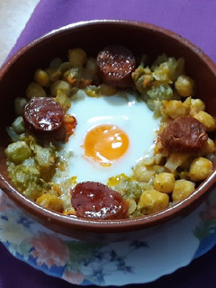 Una foto de Garbanzos con huevo y chorizo (cocina de aprovechamiento)