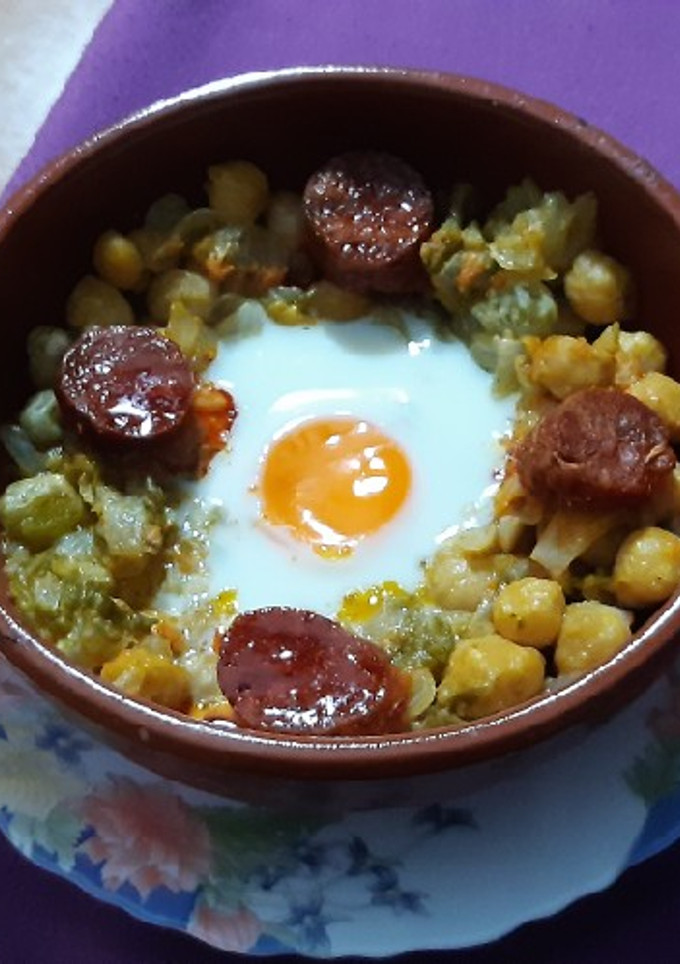 Una foto de Garbanzos con huevo y chorizo (cocina de aprovechamiento)