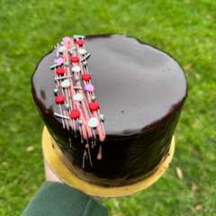 Una foto de Torta de chocolate con baño espejo🍫