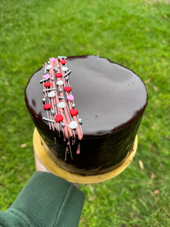 Una foto de Torta de chocolate con baño espejo🍫