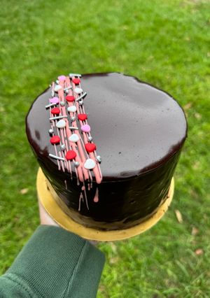 Una foto de Torta de chocolate con baño espejo🍫