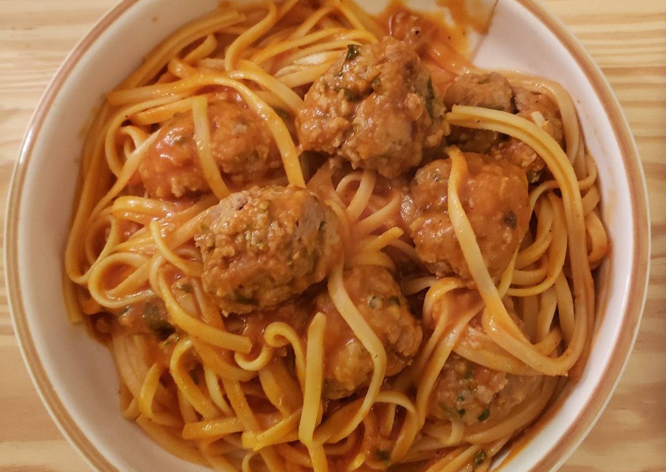 Tallarines con albóndigas