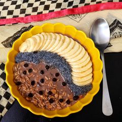 A picture of Chocolate Brownie Overnight Oats Bowl.