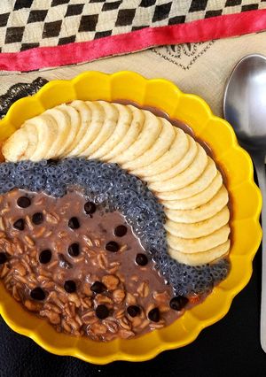 A picture of Chocolate Brownie Overnight Oats Bowl.