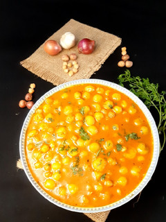 কাবুলি ছোলা ও আলুর তরকারি রেসিপির প্রধান ছবি