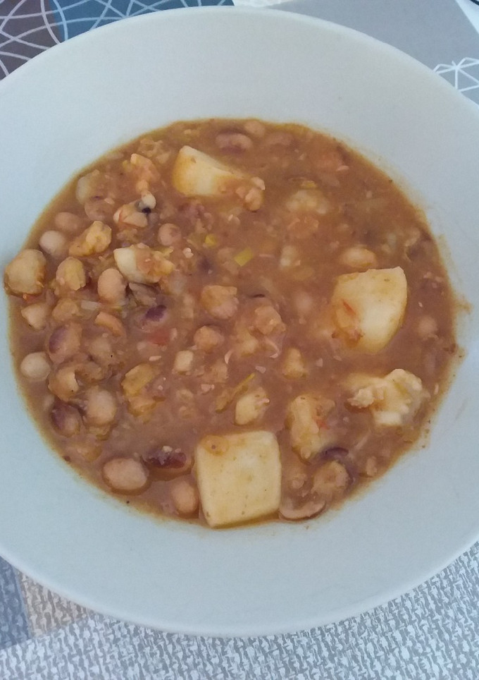 Una foto de 🫘Alubias de la Virgen con sepia🦑 y gambas🦐
