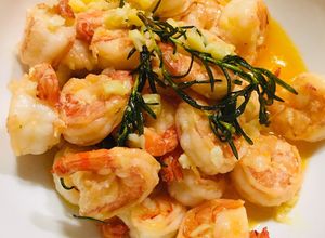 Hình của món Tôm xào bơ tỏi và lá hương thảo.