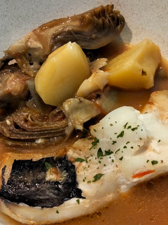 Una foto de Bacalao con patatas y alcachofas