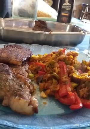 Una foto de Churrasco a la provenzal con salteado de verduras