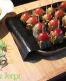 Pinchos de tortilla de habas con uvas