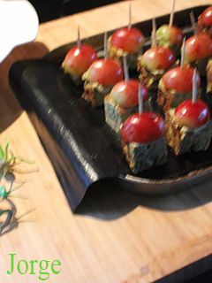 Una foto de Pinchos de tortilla de habas con uvas