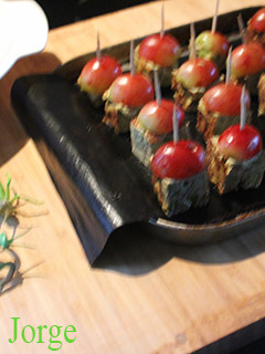 Una foto de Pinchos de tortilla de habas con uvas