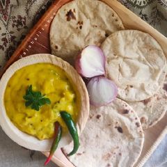 A picture of Pithala and Bhakri (पिठलं आणि भाकरी).