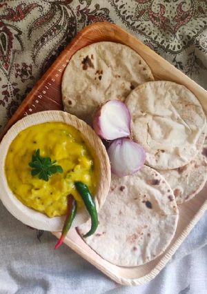 A picture of Pithala and Bhakri (पिठलं आणि भाकरी).