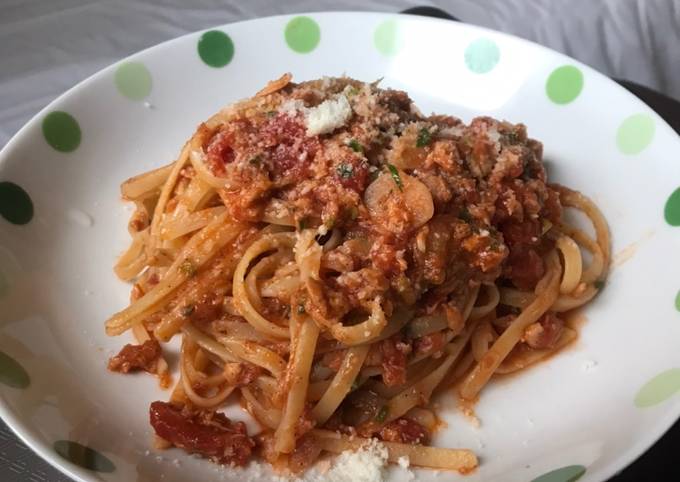 Tomato and tuna linguine Recipe by Putra Adnyana Raja - Cookpad