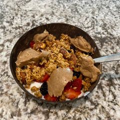 A picture of Breakfast yogurt.
