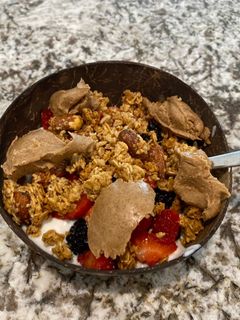 A picture of Breakfast yogurt.