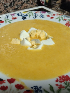 Una foto de Crema de zanahoria y puerro con queso.🥕🧅