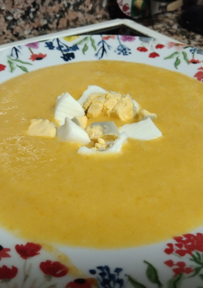 Una foto de Crema de zanahoria y puerro con queso.🥕🧅