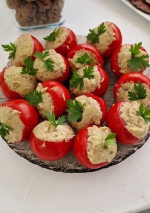Une photo de 🍅Tomates🌱 grappes🌶️ farcies caviar🍃 d'aubergine🍆