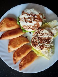 Una foto de Empanadillas con cogollos con queso de rulo de cabra