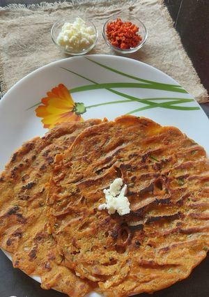 A picture of Onion Thalipeeth.