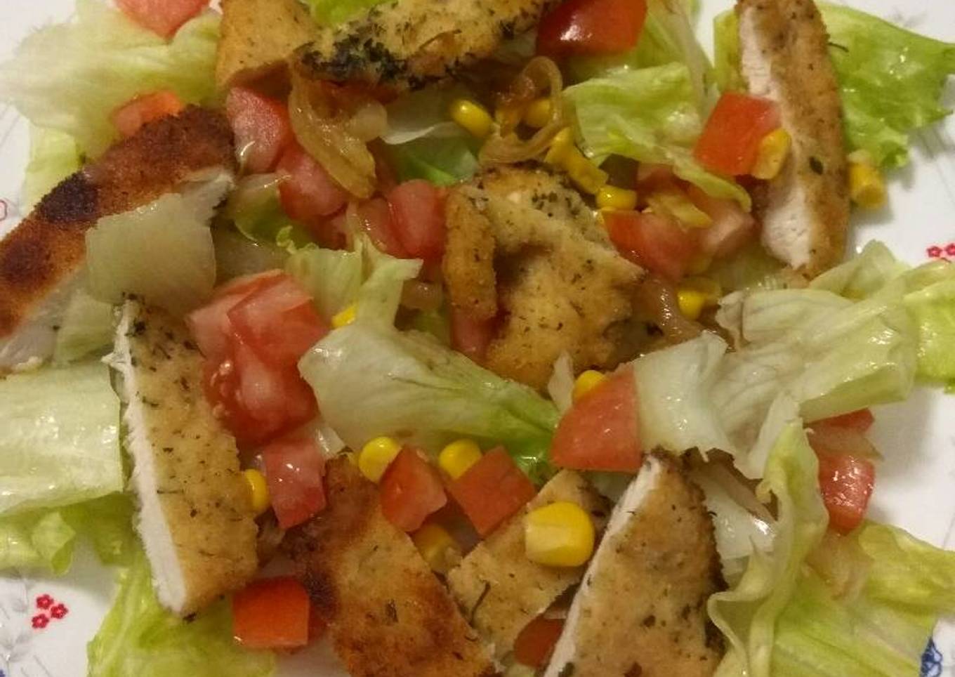 Ensalada con pechuga y cebolla caramelizada