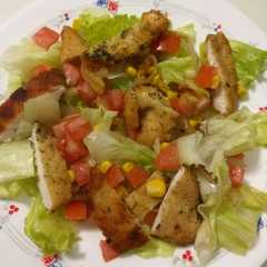 Una foto de Ensalada con pechuga y cebolla caramelizada