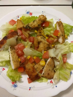 Una foto de Ensalada con pechuga y cebolla caramelizada