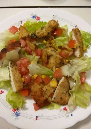 Una foto de Ensalada con pechuga y cebolla caramelizada