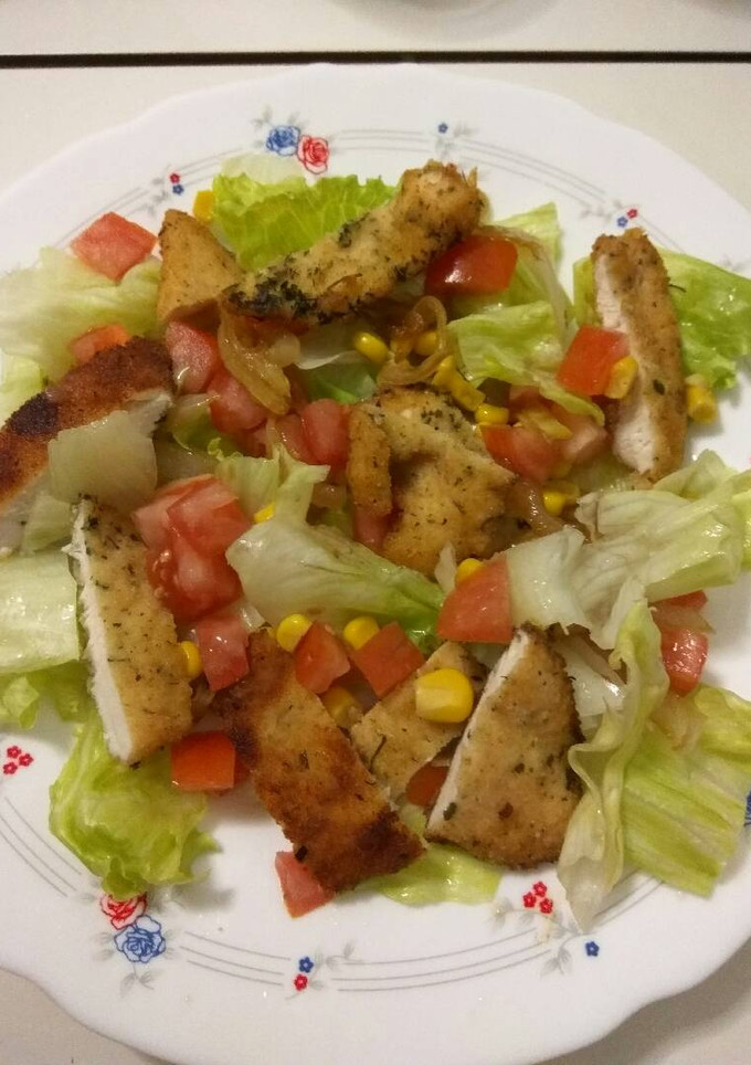 Una foto de Ensalada con pechuga y cebolla caramelizada
