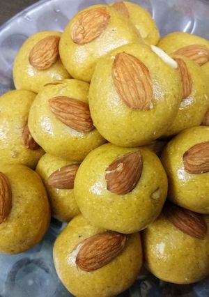 A picture of Besan  laddo.