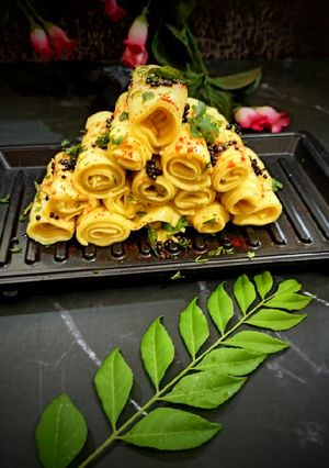 गुजराती खांडवी (gujarati khandvi recipe in Hindi) रेसिपी मुख्य फोटो