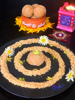 ચુરમાના લાડુ (Churma na ladu recipe in gujarati) રેસીપી મુખ્ય ફોટો
