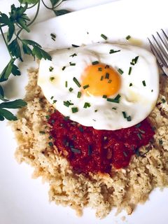Una foto de Arroz falso de coliflor, salsa de tomate, huevito y queso mozzarella ✨