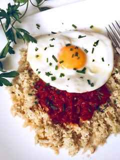 Una foto de Arroz falso de coliflor, salsa de tomate, huevito y queso mozzarella ✨