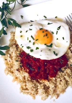 Una foto de Arroz falso de coliflor, salsa de tomate, huevito y queso mozzarella ✨