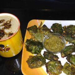 A picture of Palak wrapped chicken pakora.