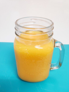 Una foto de Zumo de papaya y piña