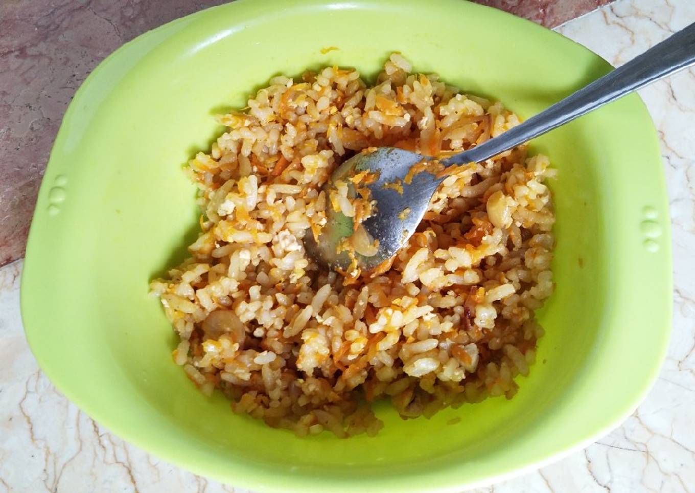 Nasi goreng kecap wortel dan tahu