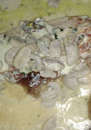 Una foto de Pollo con salsa de verdeo y champi