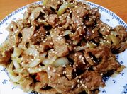 Una foto de bisteces en salsa de ajonjoli