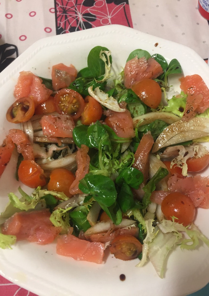 Una foto de Ensalada de salmón ahumado
