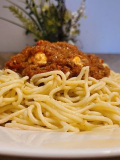 صورة لوصفة معكرونة بصوص الطماطم