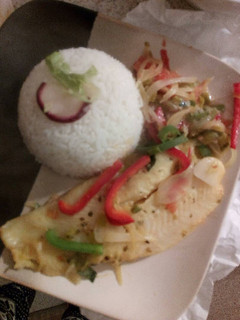 Una foto de Pangasius (panga) con verduras