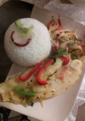 Una foto de Pangasius (panga) con verduras