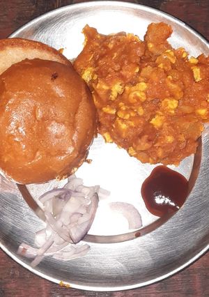 A picture of Pav bhaji with egg bhuna masala.