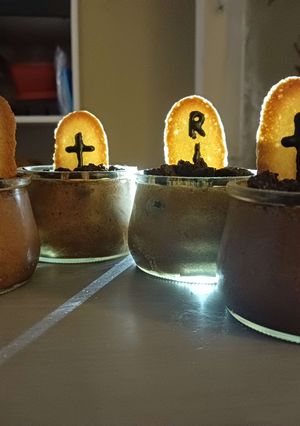 Une photo de Mousse au chocolat pierre tombale d’Halloween