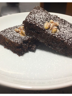 Una foto de Brownie americano sin lactosa con pepitas de chocolate