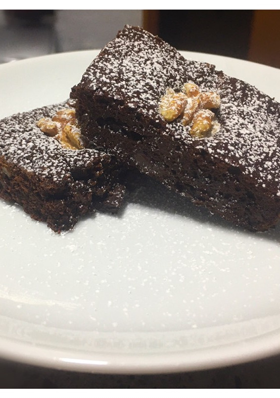 Una foto de Brownie americano sin lactosa con pepitas de chocolate